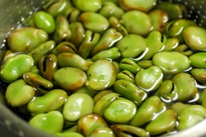 シーズンのそら豆と書きつつ、お勤め品買ったら、若干茶色かった。