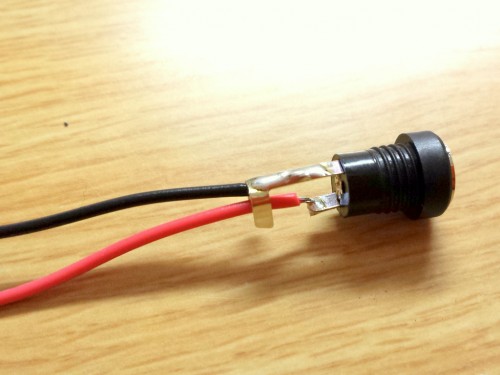 こんな感じでひっつける。プラスマイナス位置はACアダプターの説明をよく見る。