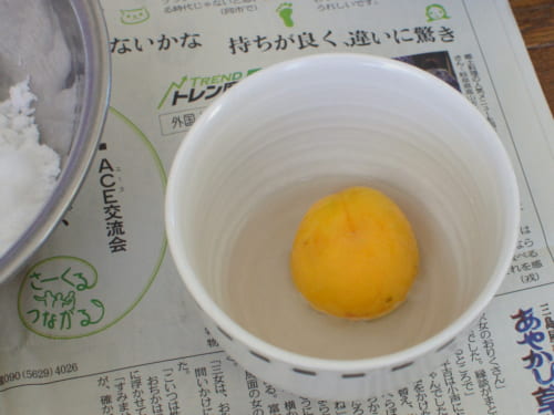 梅をホワイトリカーにくぐらせます