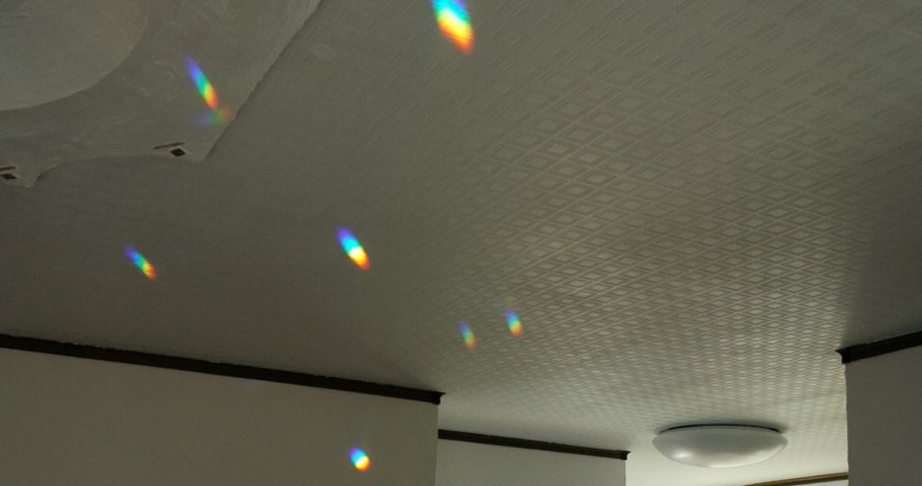 水を入れる虹のインテリア（サンキャッチャー）天井に虹色