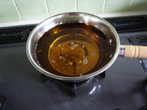 荏油を火にかける