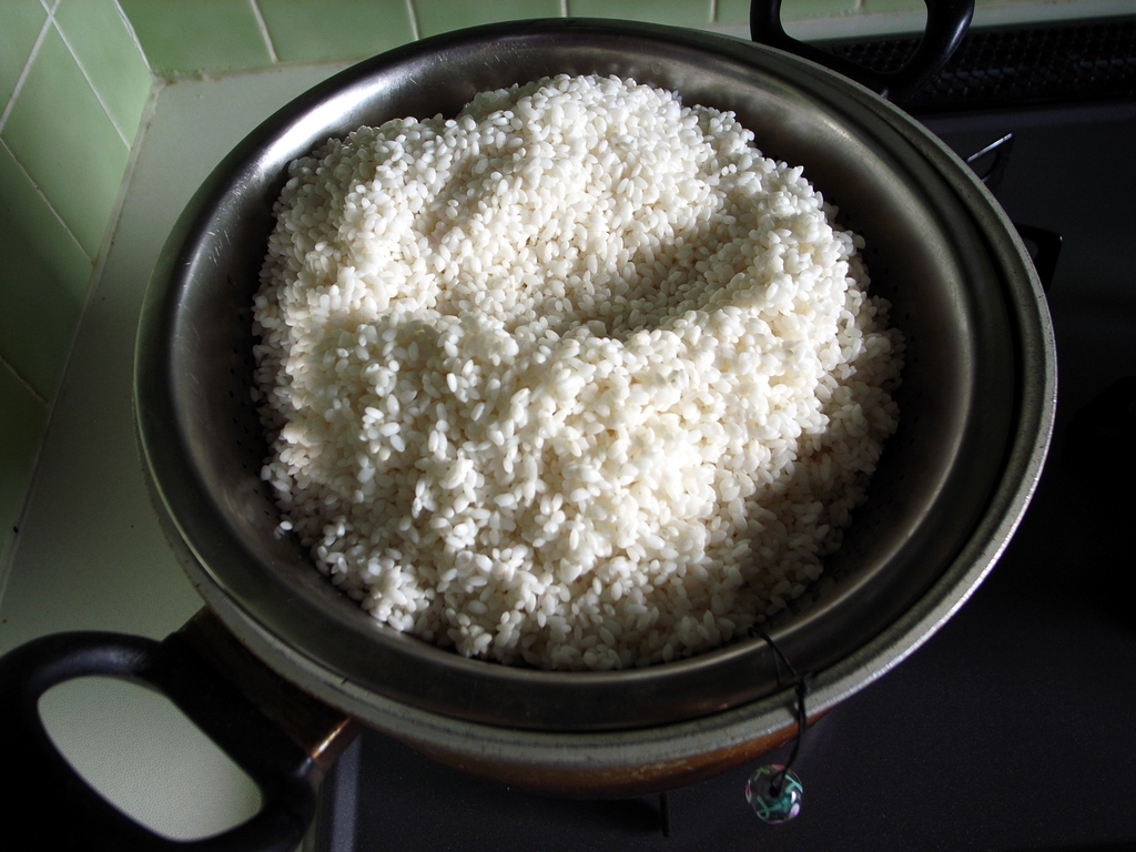 麹用の米を水切り