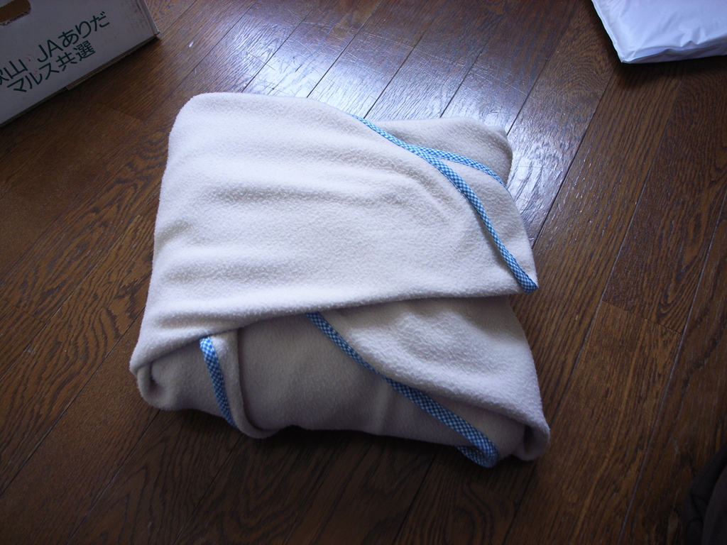 子供が赤ちゃんの時に使っていたおくるみ使う。 あの頃を少し思い出しホロリ。