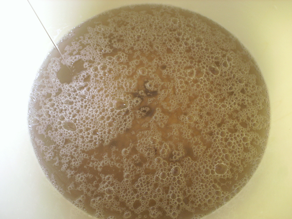 大豆を洗う。泡が出ます。