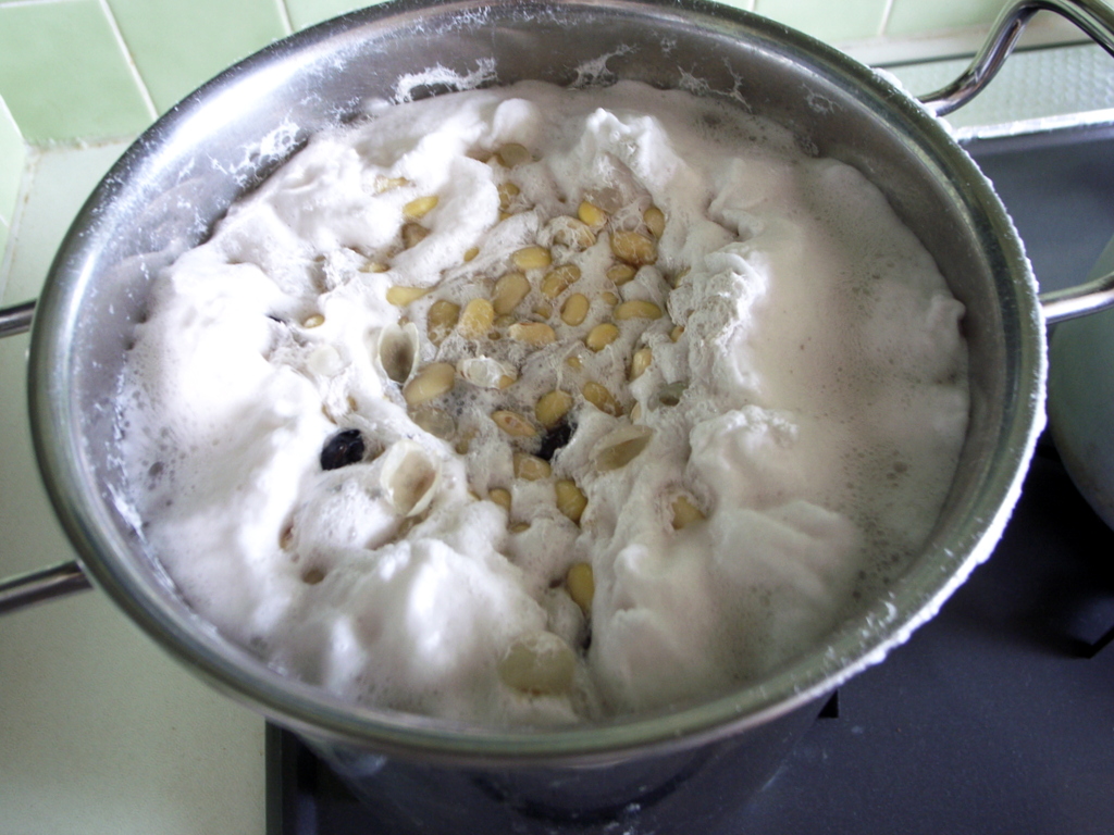 大豆を煮ると、大量の泡が出る