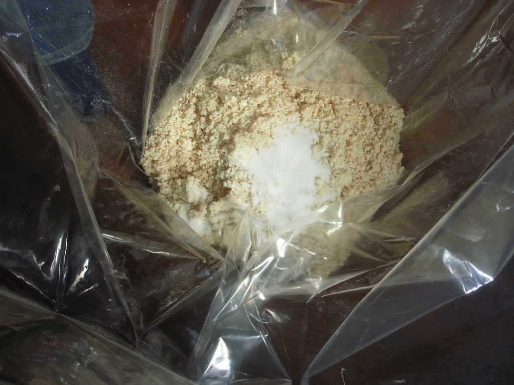 圧縮袋内で麹をバラバラにしてから塩