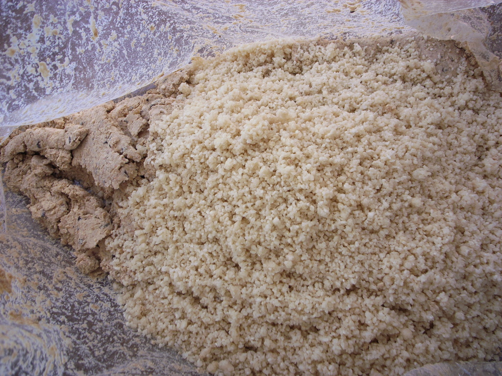 先ほど塩きりした麹を混ぜ入れます