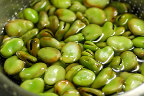 シーズンのそら豆と書きつつ、お勤め品買ったら、若干茶色かった。